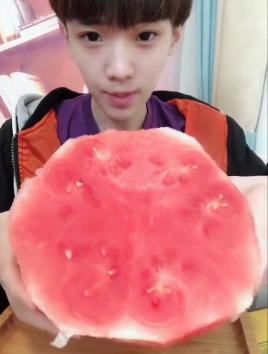 吃瓜帅气小伙视频,帅气小伙的吃瓜日常大揭秘