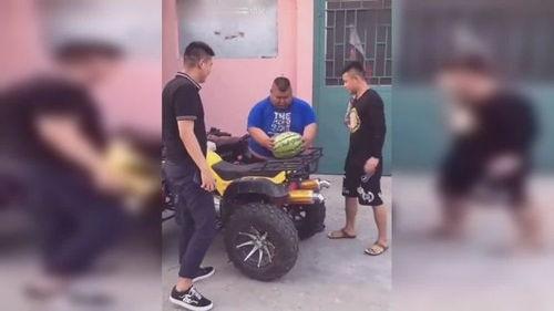 野外吃瓜没带刀,无刀如何轻松享用美味瓜果