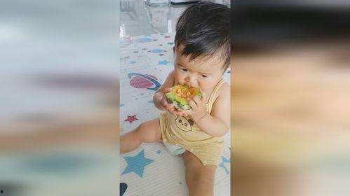 宝宝吃瓜第一视角,宝宝眼中的甜蜜盛宴