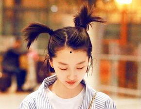 周冬雨搬料吃瓜